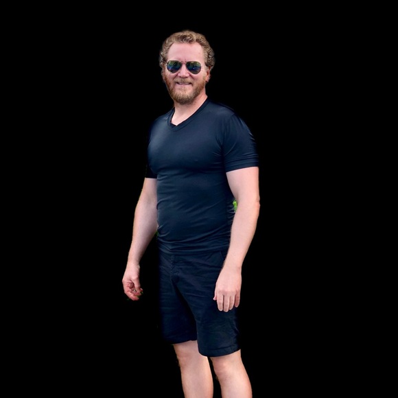 Poshmark profile picture for @strummer